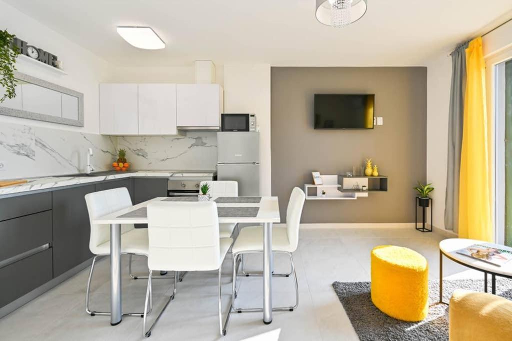 Apartment Noemi With A Direct Beach View Rabac Buitenkant foto